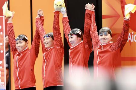 女子４００ｍメドレーリレー決勝に挑む（左から）白井璃緒、鈴木聡美、池江璃花子、池本凪沙＝東京アクアティクスセンター（撮影・伊藤笙子）