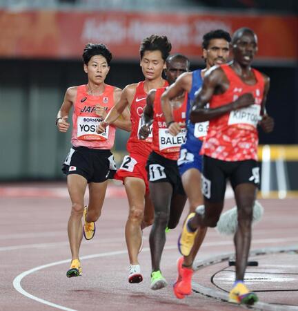 男子１００００メートル決勝で先頭集団につく吉居大和（左）＝撮影・中田匡峻