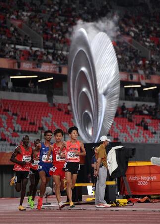 男子１００００Ｍ決勝で先頭を走る吉居大和（撮影・中田匡峻）