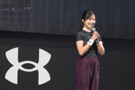 　東京都内のイベントであいさつするフィギュアスケート女子の中井亜美＝２５日