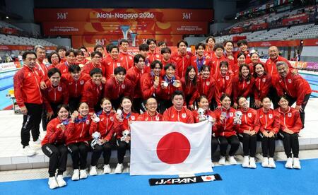 大会日程を終え、笑顔で集合写真に収まる競泳日本代表チーム「トビウオジャパン」（撮影・伊藤笙子）