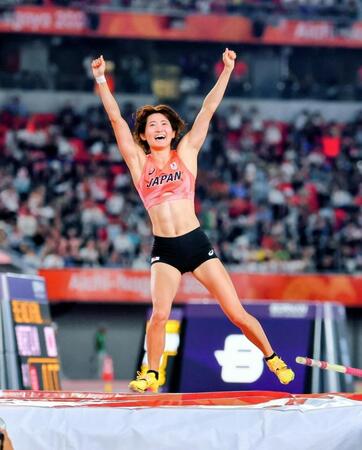 日本新記録となる４メートル５５をクリアし、喜ぶ諸田実咲