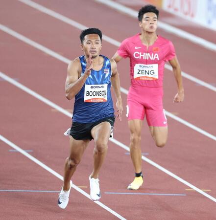 男子１００メートル準決勝で９秒９１を記録したタイのブーンソン（左）＝撮影・中田匡峻
