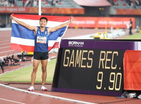 大会新で金メダルに輝き、タイ国旗を掲げるプリポル・ブーンソン