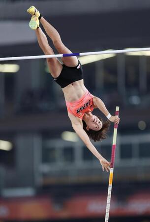女子棒高跳びで日本新の４メートル５５を成功した諸田実咲（撮影・中田匡峻）