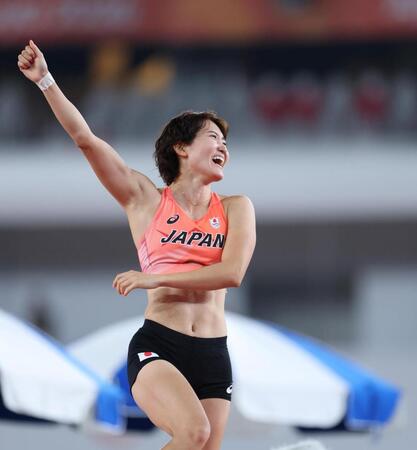 女子棒高跳びで日本新の４メートル５５成功し、ガッツポーズをする諸田実咲（撮影・中田匡峻）