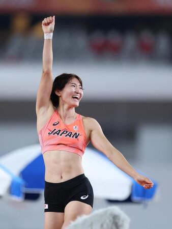 女子棒高跳びで日本新の４メートル５５を成功し、ガッツポーズの諸田実咲（撮影・中田匡峻）