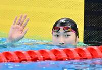 女子５０メートルバタフライ予選　レースを終え、スタンドの声援に応える池江璃花子