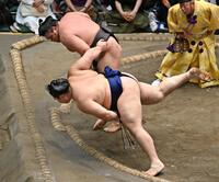 霧島（奥）が下手投げで大の里を破る