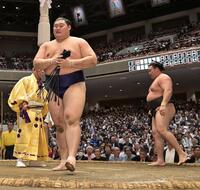霧島（右）の下手投げに敗れた大の里（撮影・持木克友）