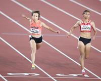 女子１００メートル準決勝で力走する御家瀬緑（左）＝撮影・中田匡峻
