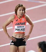 女子１００メートル準決勝を走り終え、おどけた表情の御家瀬緑（撮影・中田匡峻）