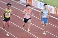 男子１００メートル準決勝で力走する小池祐貴（中央）＝撮影・中田匡峻