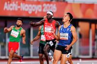 大会記録を更新し、雄たけびを上げるプリポル・ブーンソン（右）