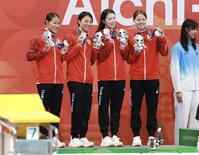 女子４００ｍメドレーリレーの表彰式で笑顔を見せる（左から）白井璃緒、鈴木聡美、池江璃花子、池本凪沙＝東京アクアティクスセンター（撮影・伊藤笙子）