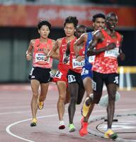男子１００００メートル決勝で先頭集団につく吉居大和（左）＝撮影・中田匡峻