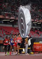 男子１００００Ｍ決勝で先頭を走る吉居大和（撮影・中田匡峻）