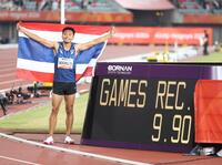 大会新で金メダルに輝き、タイ国旗を掲げるプリポル・ブーンソン