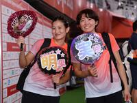 女子棒高跳びで金メダルを獲得した諸田実咲。左は大坂谷明里（撮影・中田匡峻）