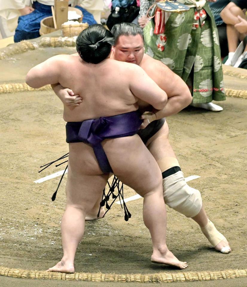 　美ノ海（左）を寄り切る朝乃山（撮影・持木克友）