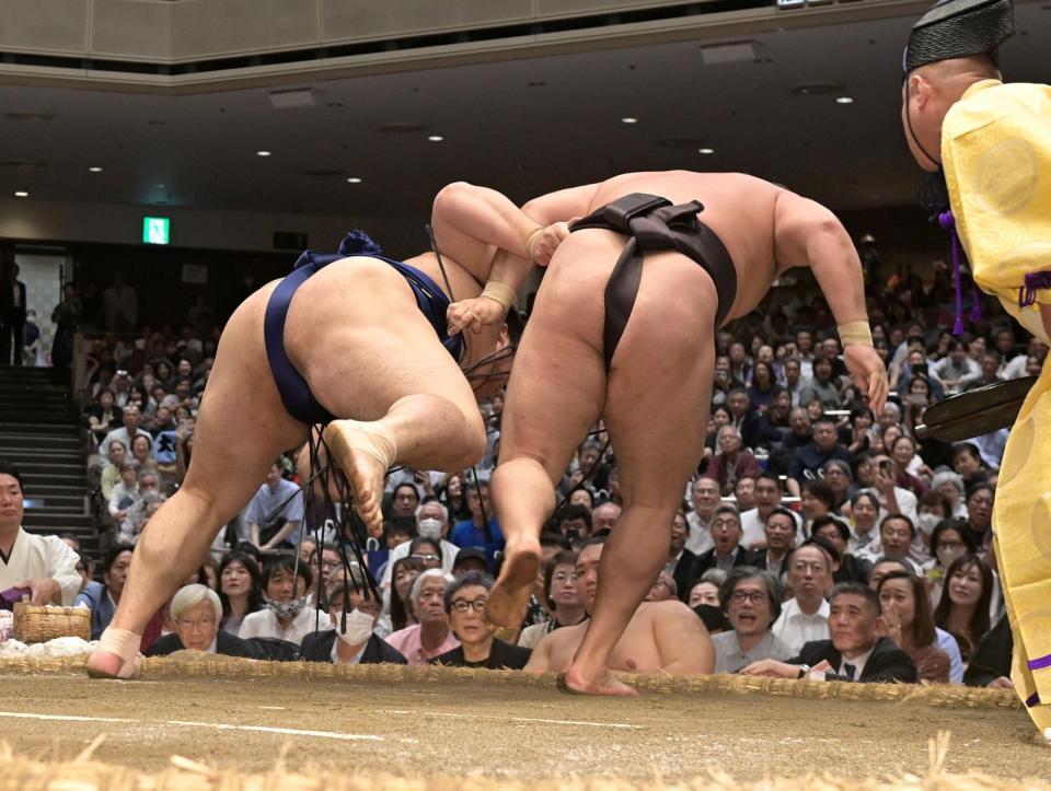 霧島（右）の下手投げに敗れた大の里（撮影・持木克友）