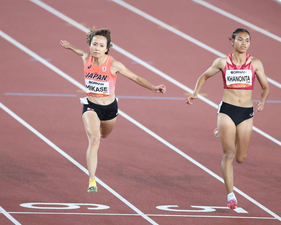 女子１００メートル準決勝で力走する御家瀬緑（左）＝撮影・中田匡峻