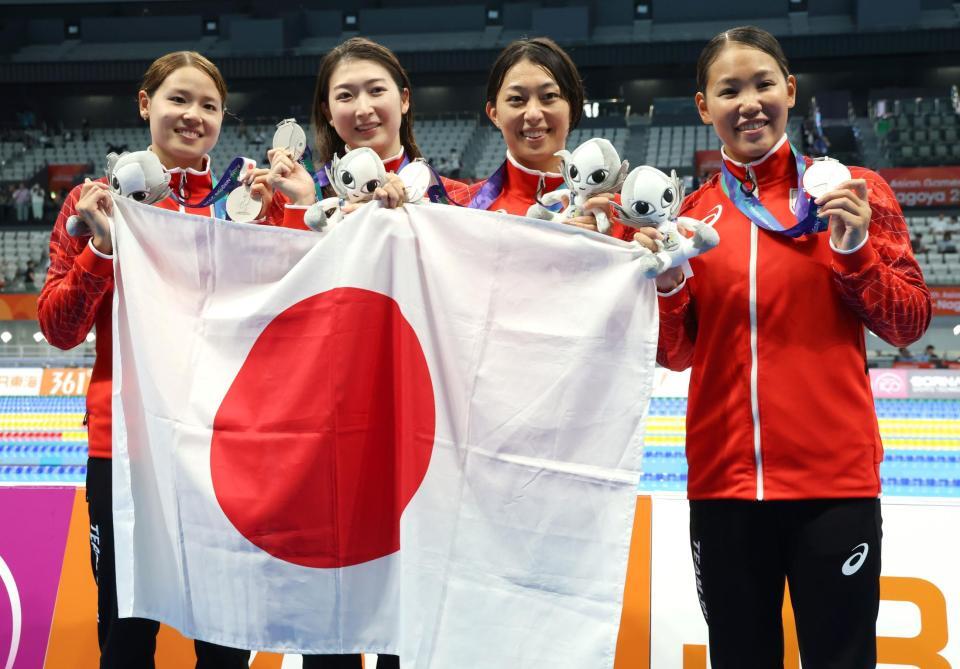 女子４００ｍメドレーリレーで銀メダルを獲得した（左から）池本凪沙、池江璃花子、鈴木聡美、白井璃緒（撮影・伊藤笙子）