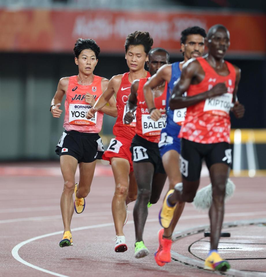 男子１００００メートル決勝で先頭集団につく吉居大和（左）＝撮影・中田匡峻