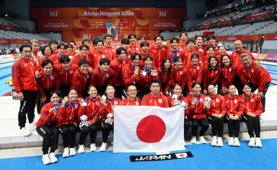大会日程を終え、笑顔で集合写真に収まる競泳日本代表チーム「トビウオジャパン」（撮影・伊藤笙子）