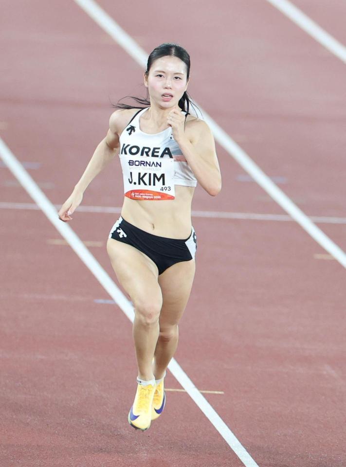 女子１００メートル準決勝で力走する韓国のキム・ジュハ（撮影・中田匡峻）