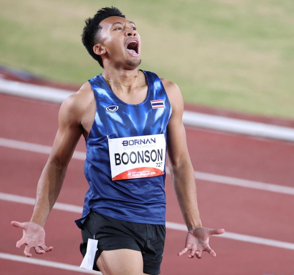 男子１００メートル準決勝でほえるタイのプリポル・ブーンソン（撮影・中田匡峻）