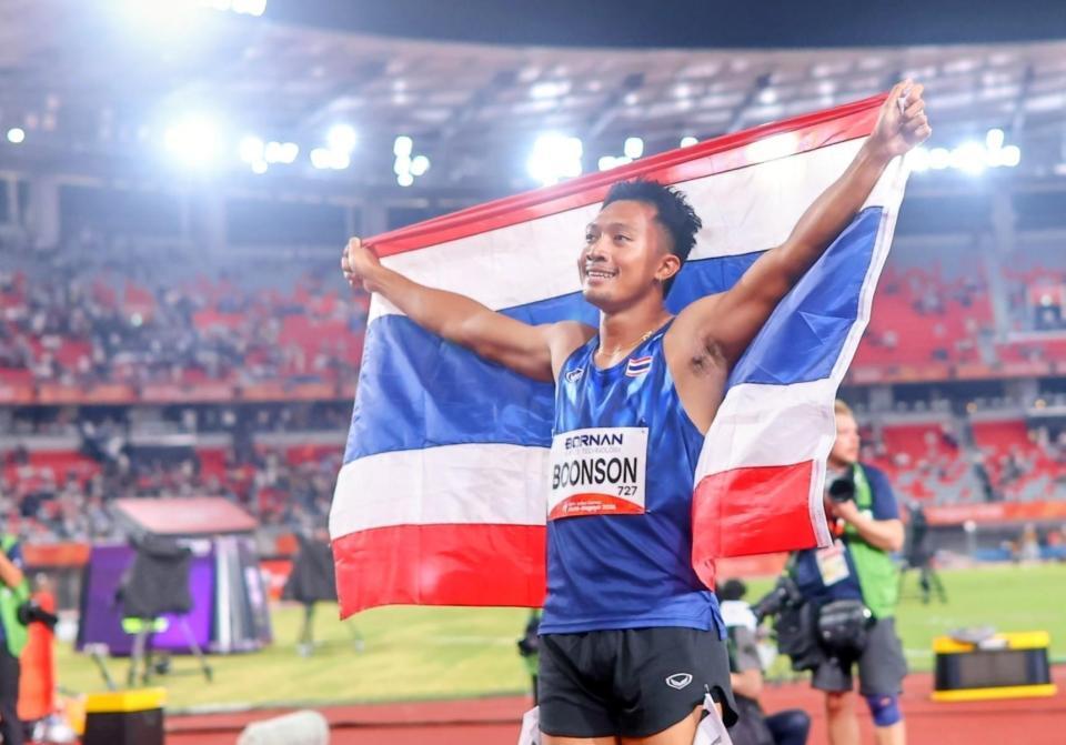 男子１００メートルで金メダルに輝き、タイ国旗を掲げるプリポル・ブーンソン