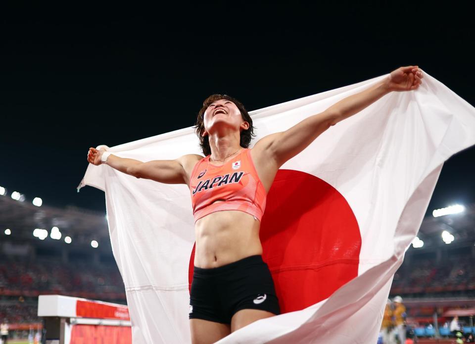 金メダルを獲得し、笑顔を見せる諸田実咲