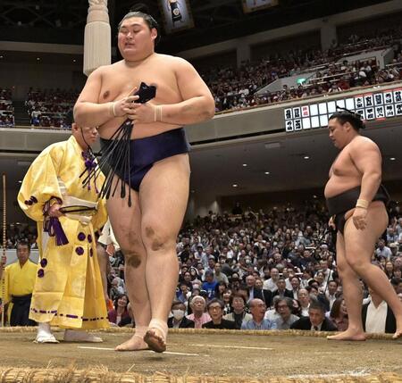 霧島（右）の下手投げに敗れた大の里（撮影・持木克友）