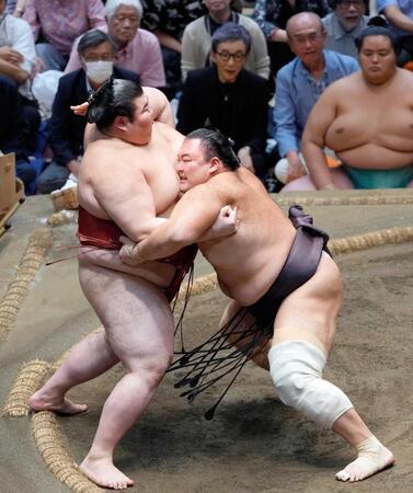 　朝乃山（右）が熱海富士を寄り切る