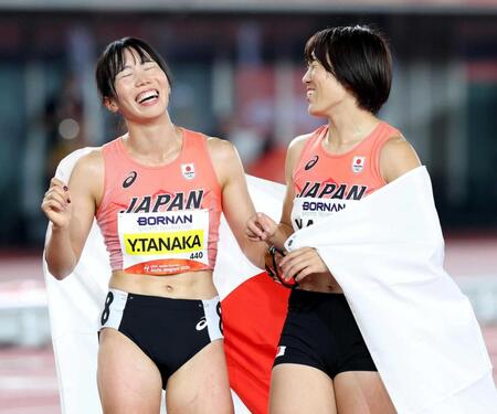 　笑顔で喜び合う七種競技で金メダルの田中友梨（左）と銀メダルの梶木菜々香（撮影・中田匡峻）