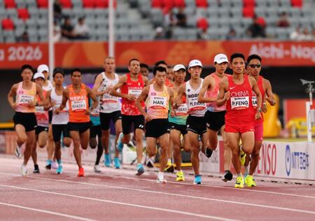 男子マラソン　一斉にスタートするランナーたち