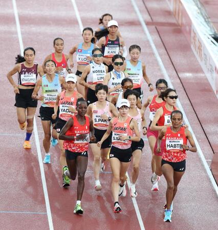 スタートする佐藤早也伽（手前中央）、矢田みくに（左）ら女子マラソン選手たち（撮影・中田匡峻）
