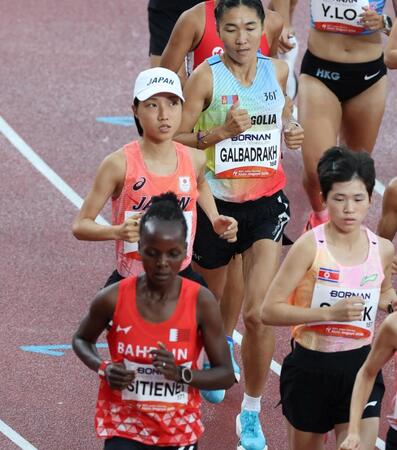 競技場を走る矢田みくに（中央）＝撮影・中田匡峻