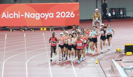 競技場を走る女子マラソンの選手たち（撮影・中田匡峻）