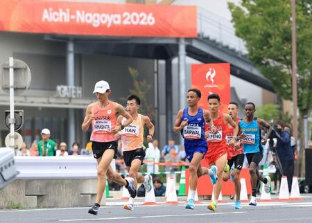 男子マラソン　３１キロすぎ、先頭集団を走る山下一貴（左）