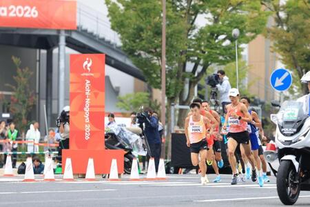 男子マラソン　３１キロすぎ、先頭集団を走る山下一貴（右）
