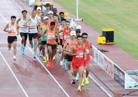 スタートする山下一貴（手前から３人目）ら男子マラソンの選手たち（撮影・中田匡峻）