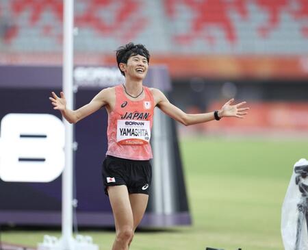１位でゴールする山下一貴（撮影・中田匡峻）