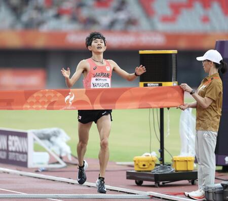 １位でゴールする山下一貴（撮影・中田匡峻）