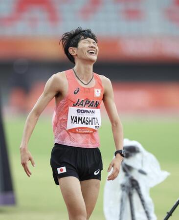 １位でゴールする山下一貴（撮影・中田匡峻）