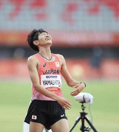 １位でゴールする山下一貴＝（撮影・中田匡峻）