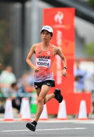 男子マラソン　３１キロすぎを走る吉田祐也