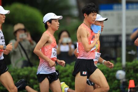 男子マラソン　１０キロすぎ、先頭集団を走る吉田祐也（左）と山下一貴