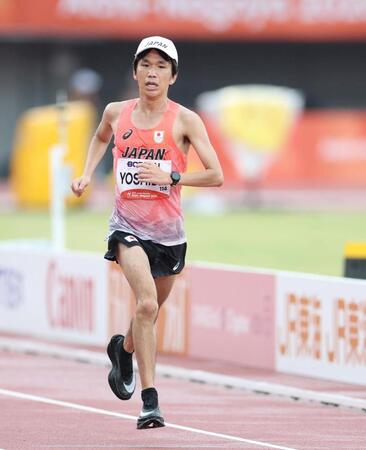ゴールに向かって走る吉田祐也（撮影・中田匡峻）